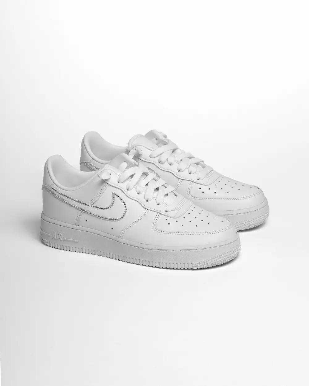 Nike Air Force 1 Custom con cristalli applicati a mano su Swoosh