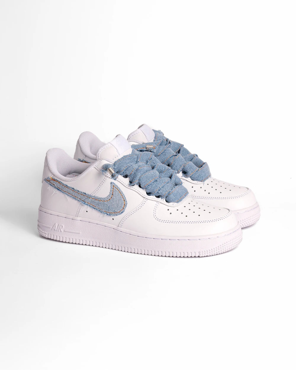 Sneaker custom con Swoosh rivestito in jeans e lacci interamente realizzati a mano in denim