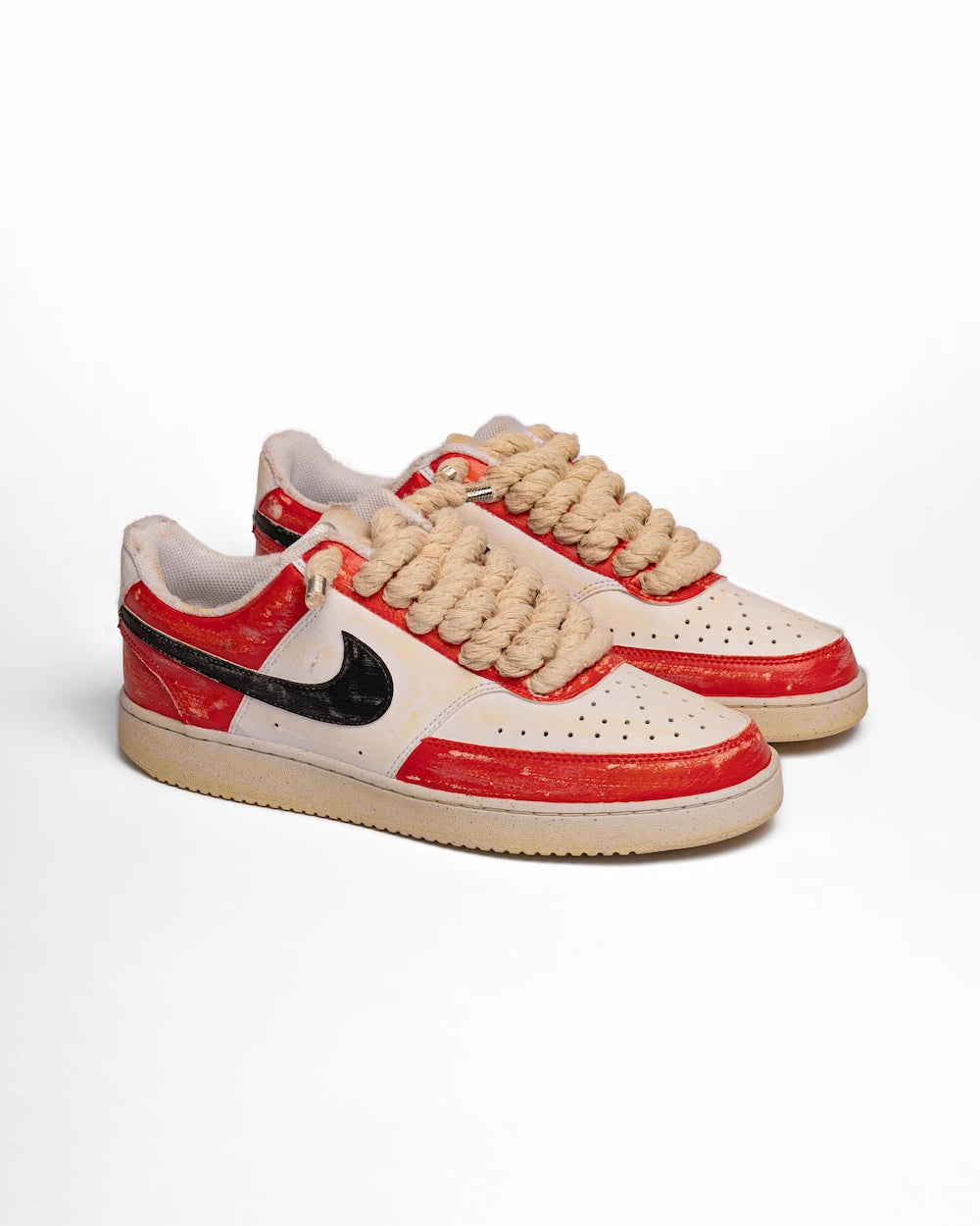 Nike vintage rossa con swoosh nero e lacci in corda color beige