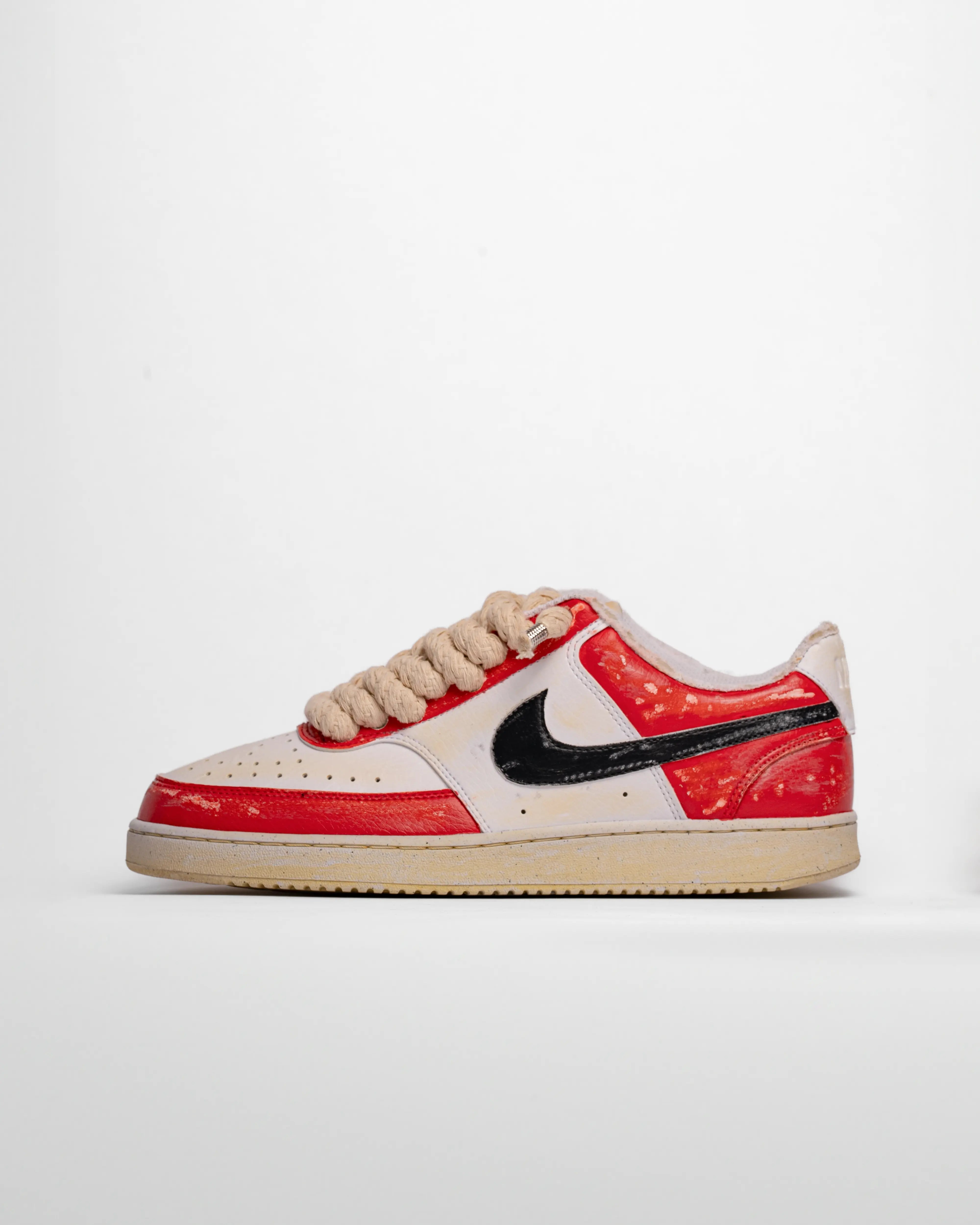 Nike vintage rossa con swoosh nero e lacci in corda color beige