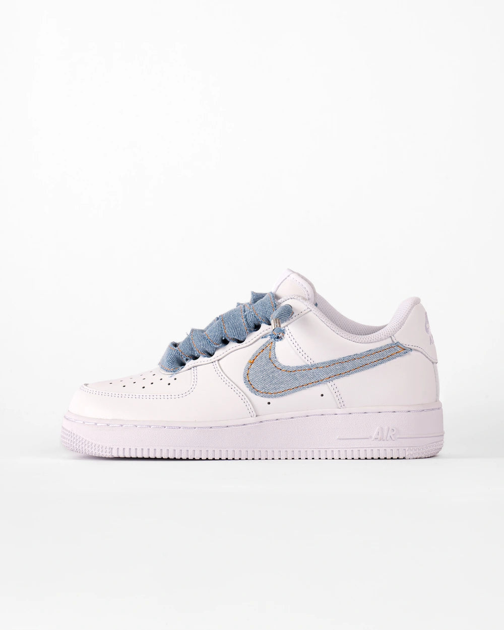 Nike Air Force 1 custom con Swoosh rivestito in jeans e lacci interamente realizzati a mano in denim