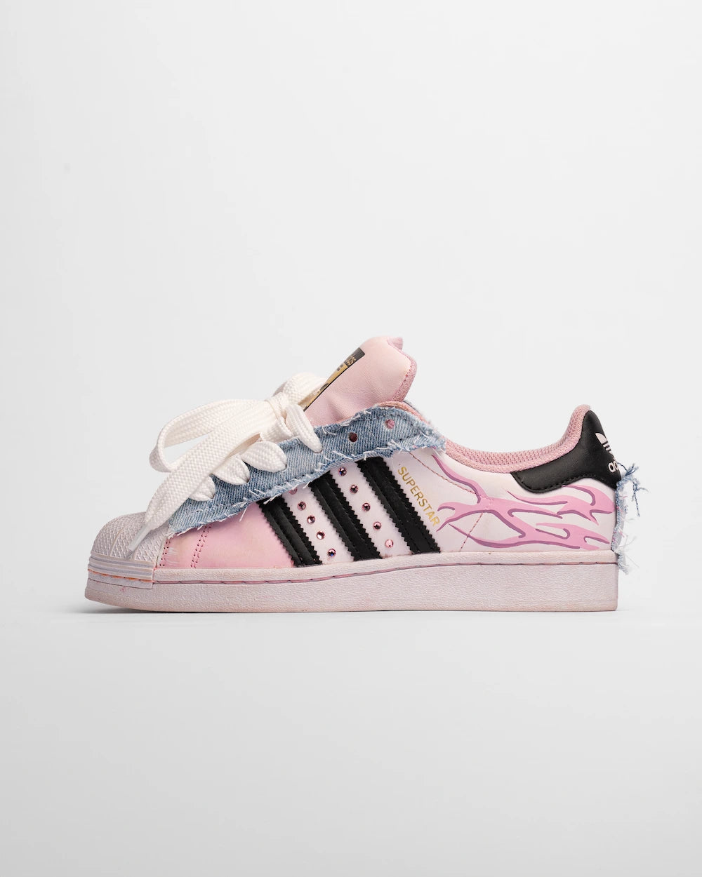 adidas superstar rosa con dettagli in jeans, cristalli e fiamme dipinte a mano 