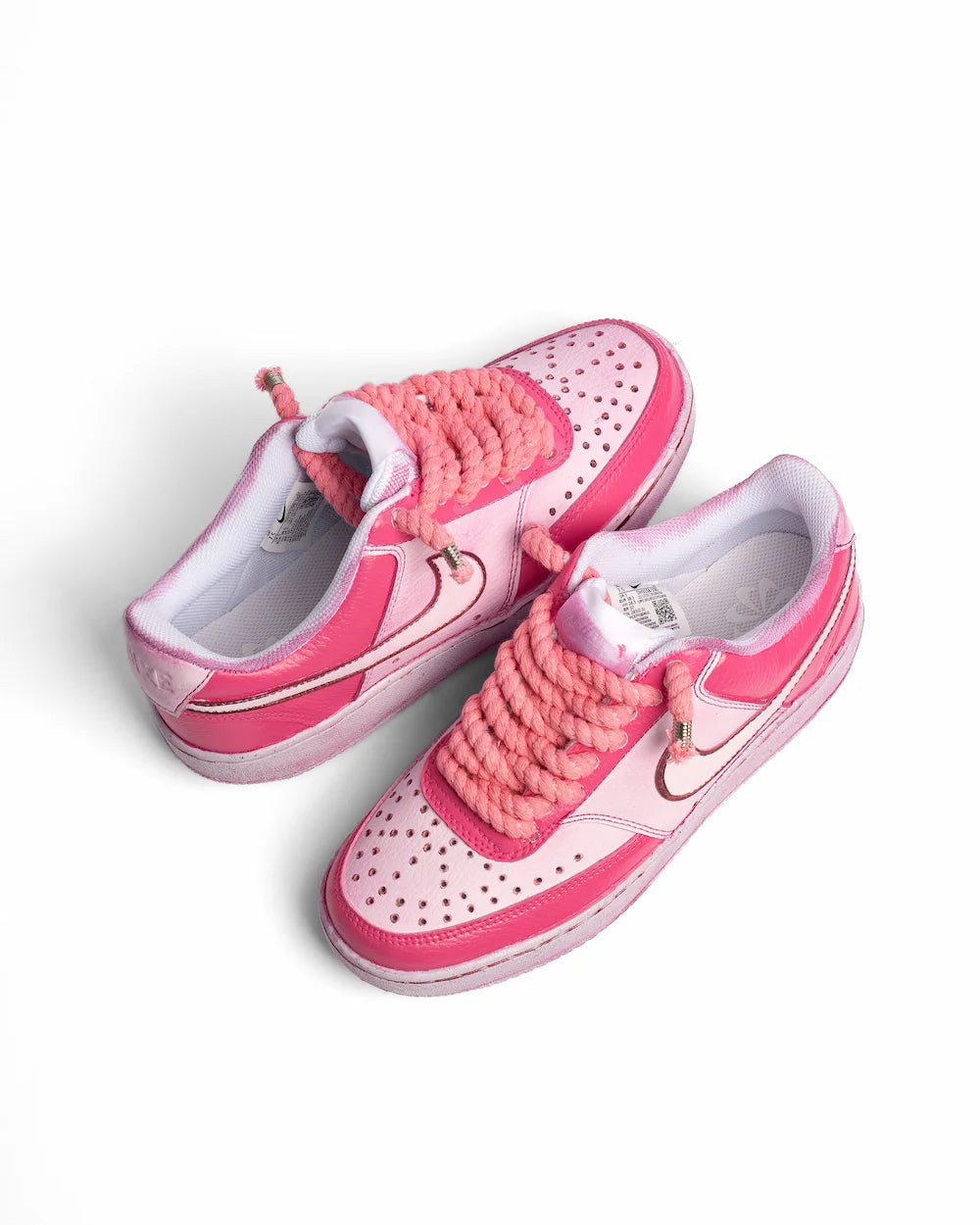 Nike Court Vision custom 5 Points Pink è dipinta a mano in due diverse tonalità di rosa ed è abbinata ai lacci in corda rosa