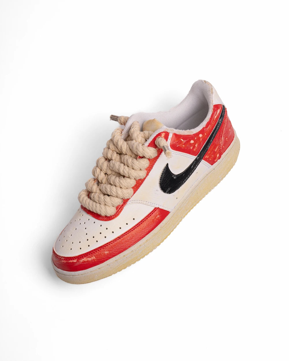 Nike vintage rossa con swoosh nero e lacci in corda color beige