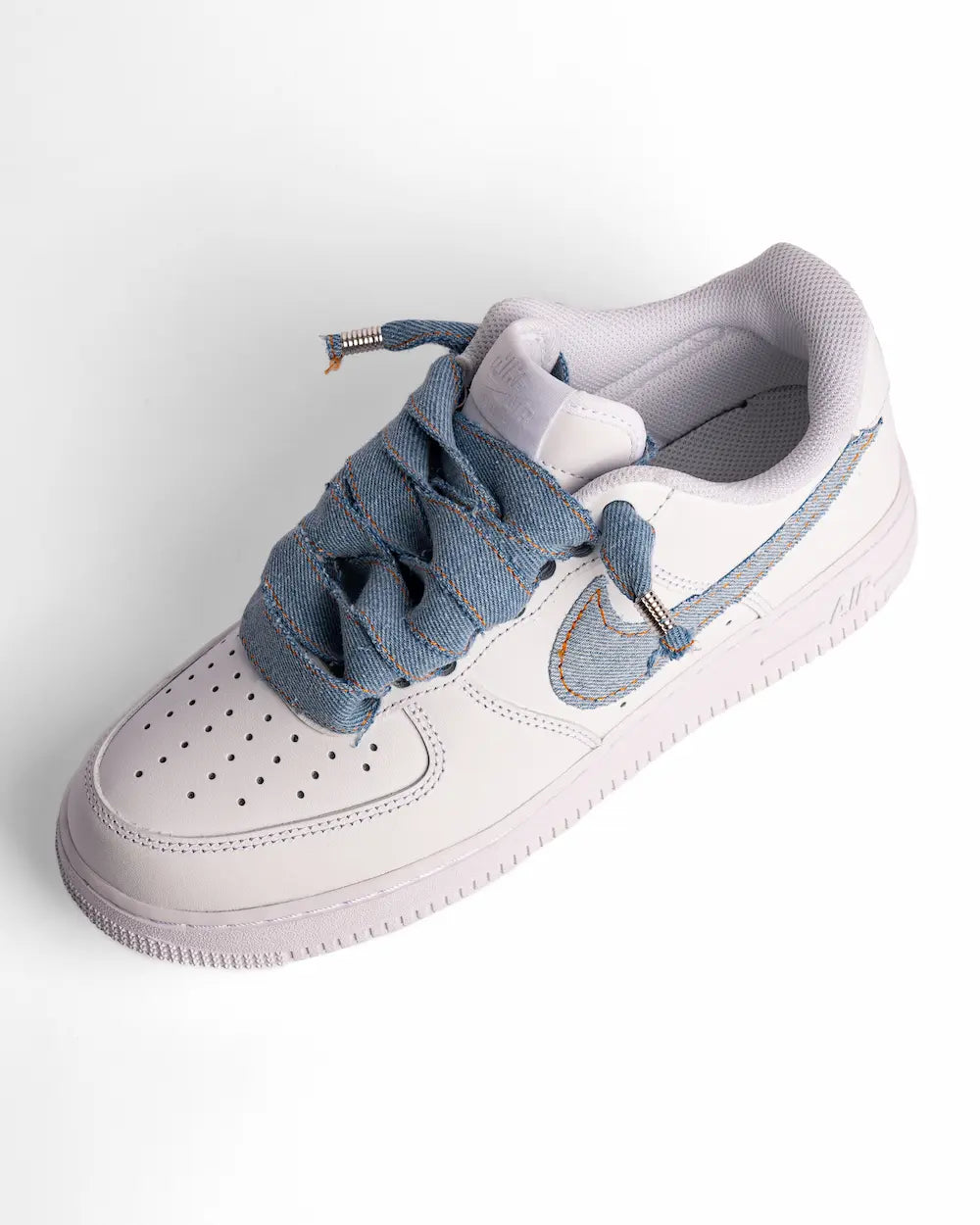 Nike Air Force 1 custom con Swoosh rivestito in jeans e lacci interamente realizzati a mano in denim