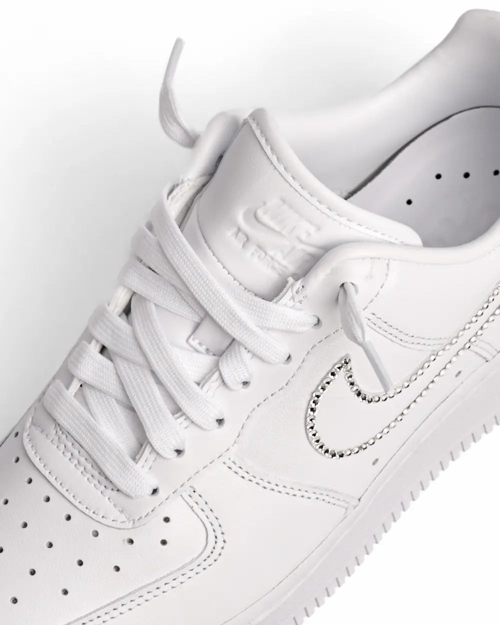 Nike Air Force 1 Custom con cristalli applicati su Swoosh