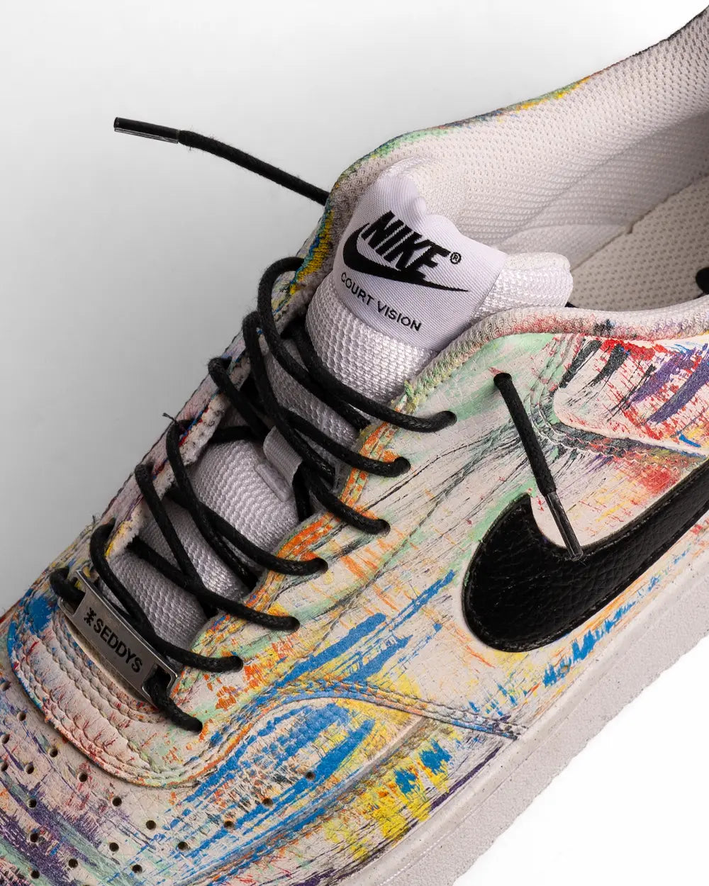 Nike Court Vision personalizzata con sfumature multicolor azzurre, verdi, gialle, rosse, viola, dipinta a mano