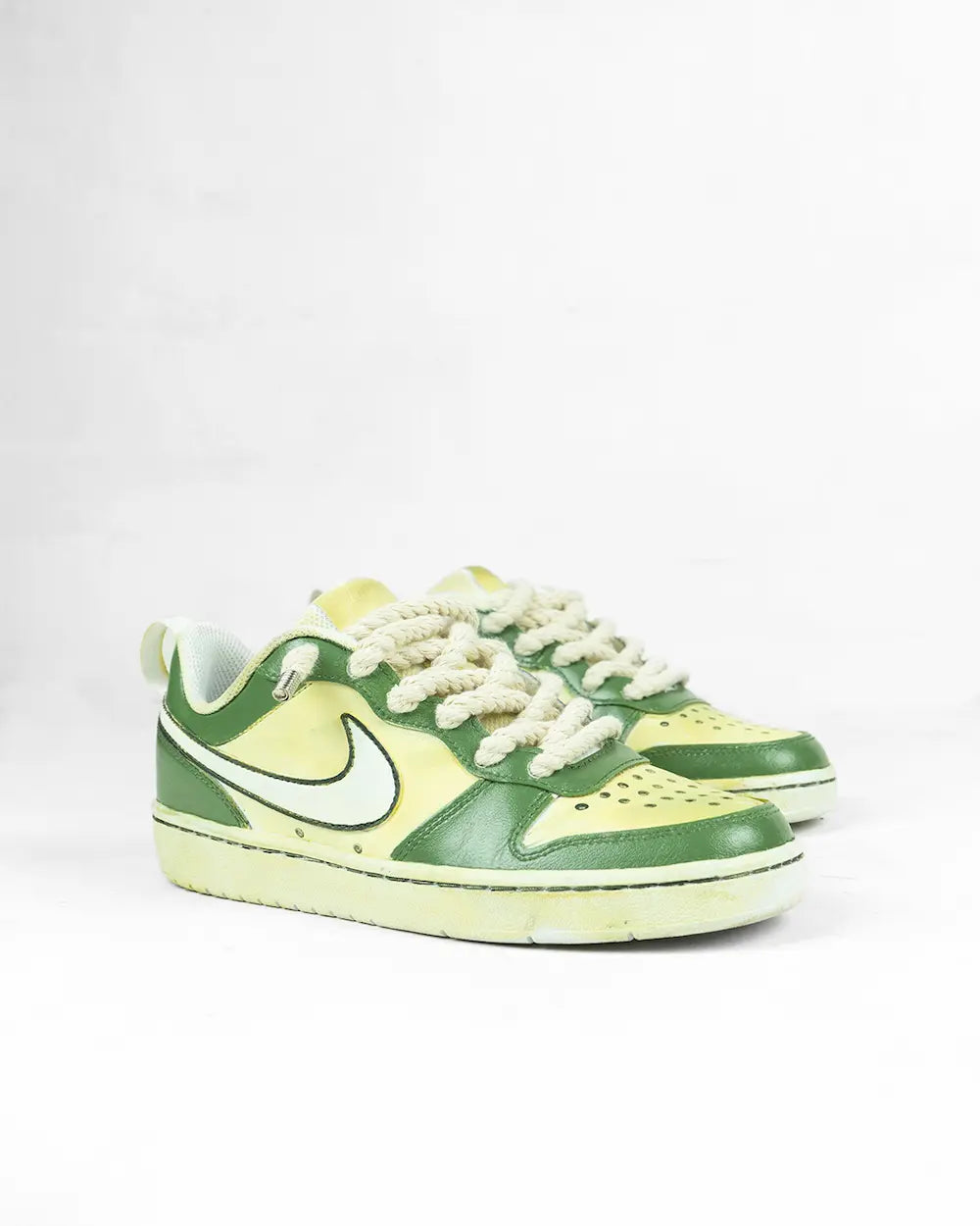 Nike Court Borough personalizzata con tintura in due tonalità di verde e lacci in corda beige