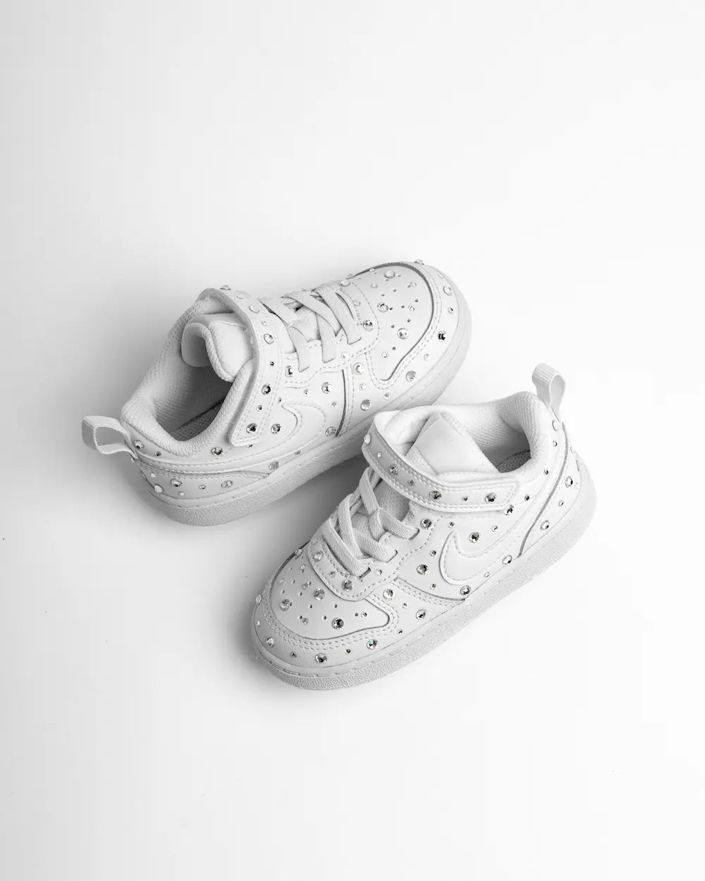 Nike Court Borough Personalizzata per bambini con strappi, con cristalli applicati a mano