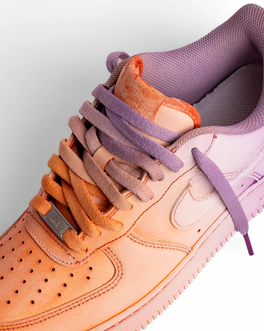 Nike Air Force 1 custom con sfumatura viola/arancione