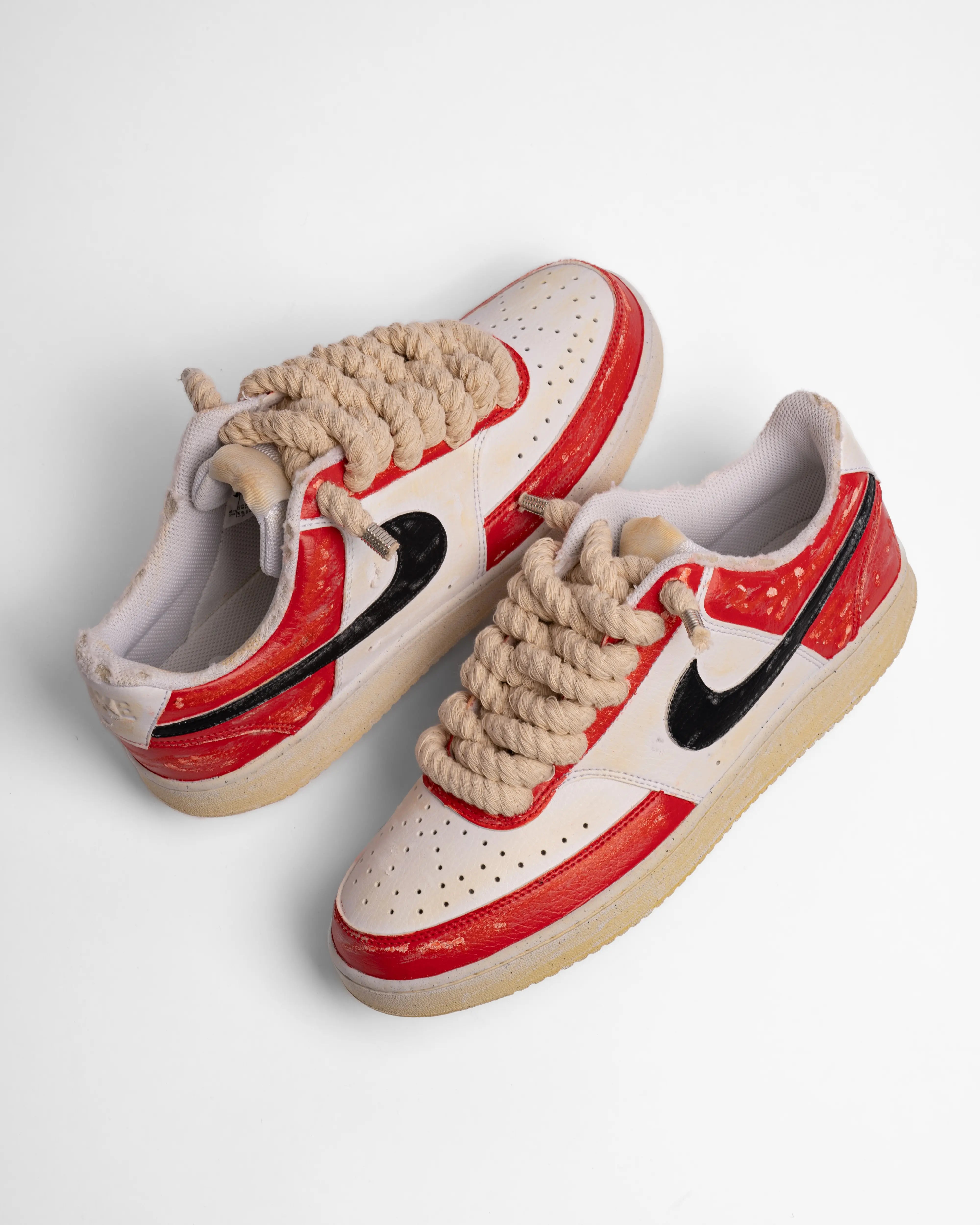 Nike vintage rossa con swoosh nero e lacci in corda color beige