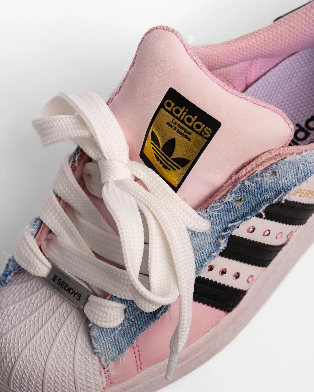 adidas superstar rosa con dettagli in jeans, cristalli e fiamme dipinte a mano 