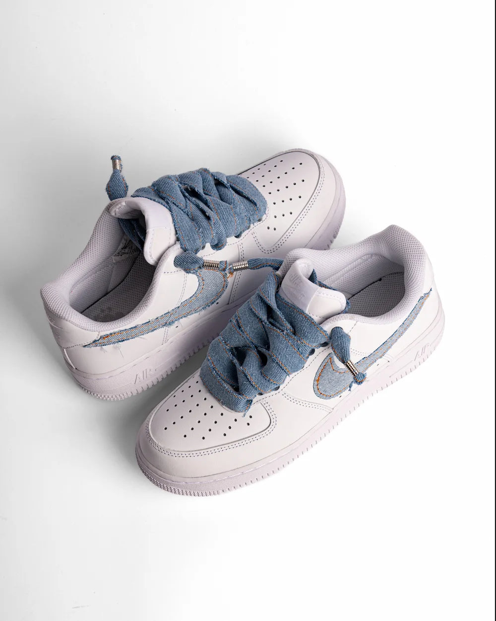 Nike Air Force 1 custom con Swoosh rivestito in jeans e lacci interamente realizzati a mano in denim