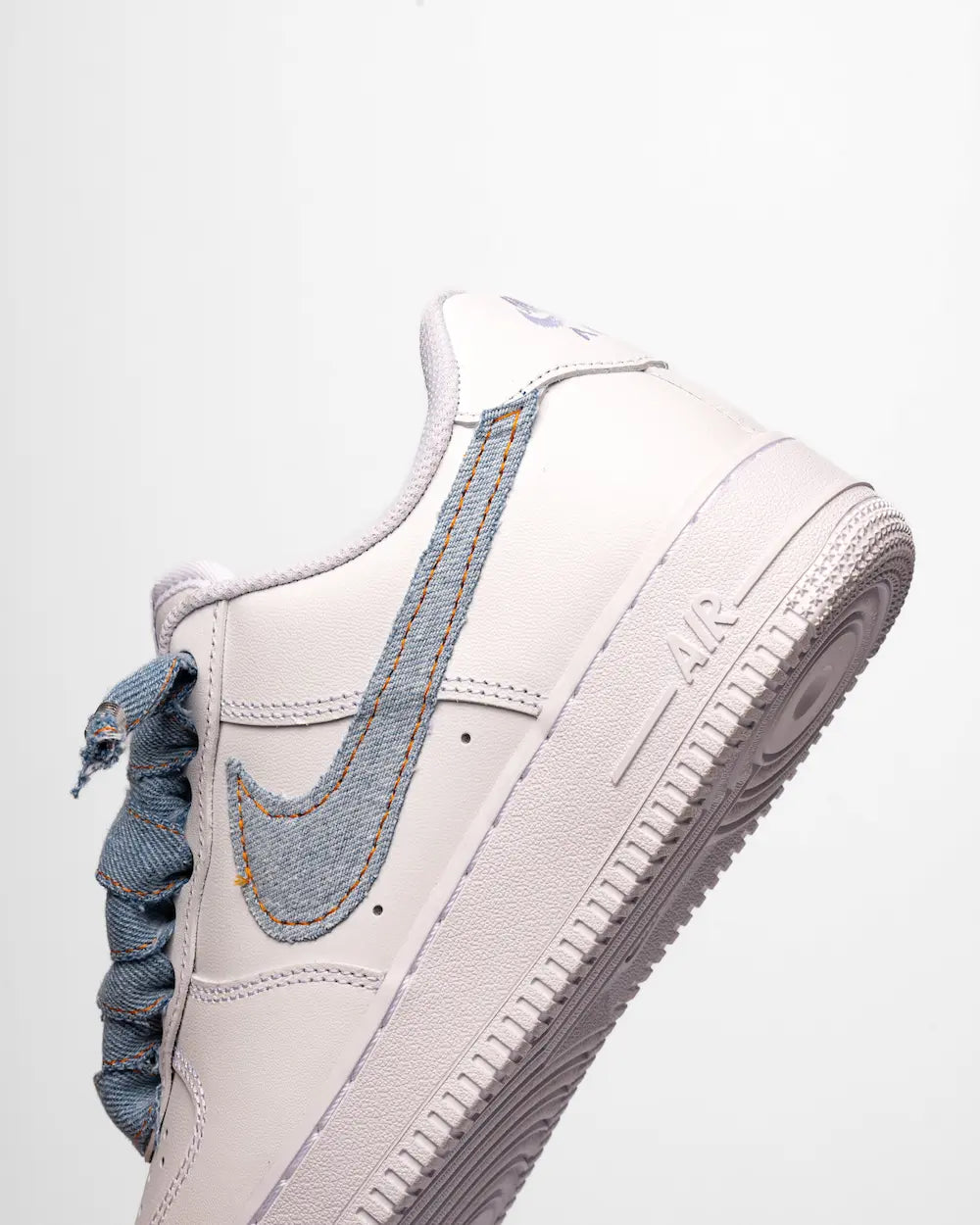 Nike Air Force 1 custom con Swoosh rivestito in jeans e lacci interamente realizzati a mano in denim
