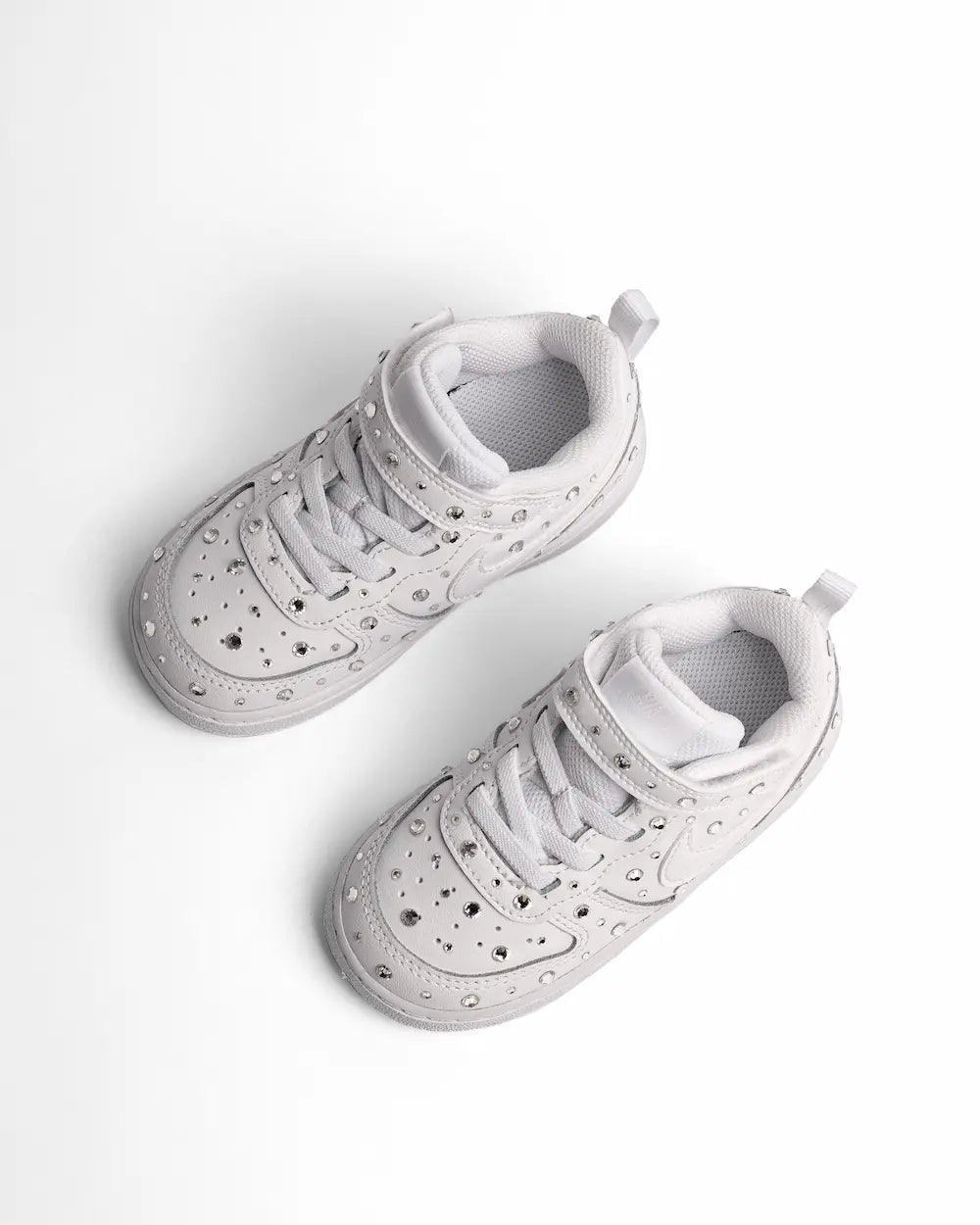 Nike Court Borough Personalizzata per bambini con strappi, con cristalli applicati a mano