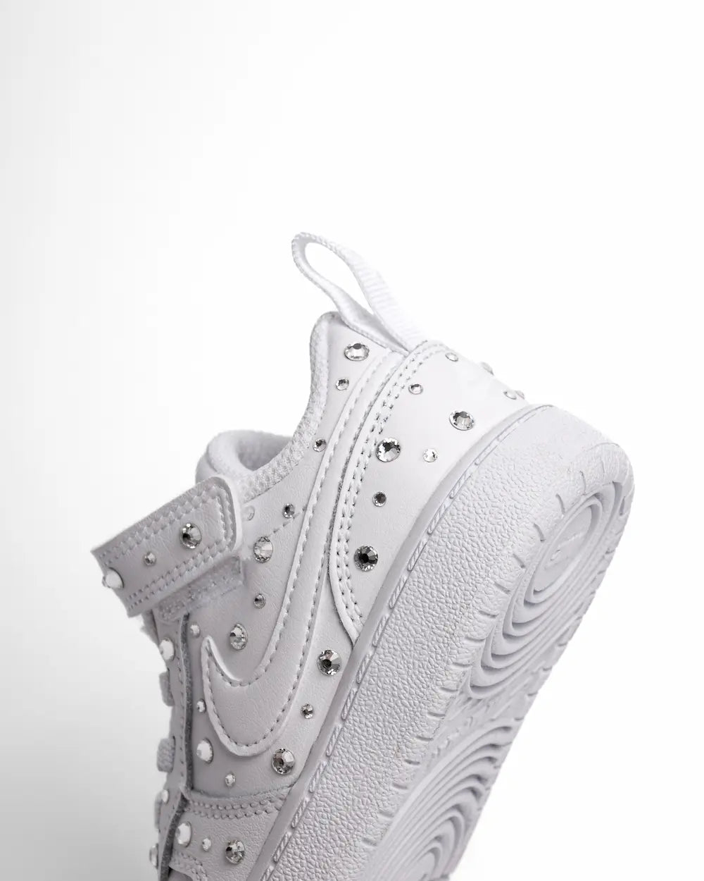 Nike Court Borough Personalizzata per bambini con strappi, con cristalli applicati a mano, dettaglio tacco