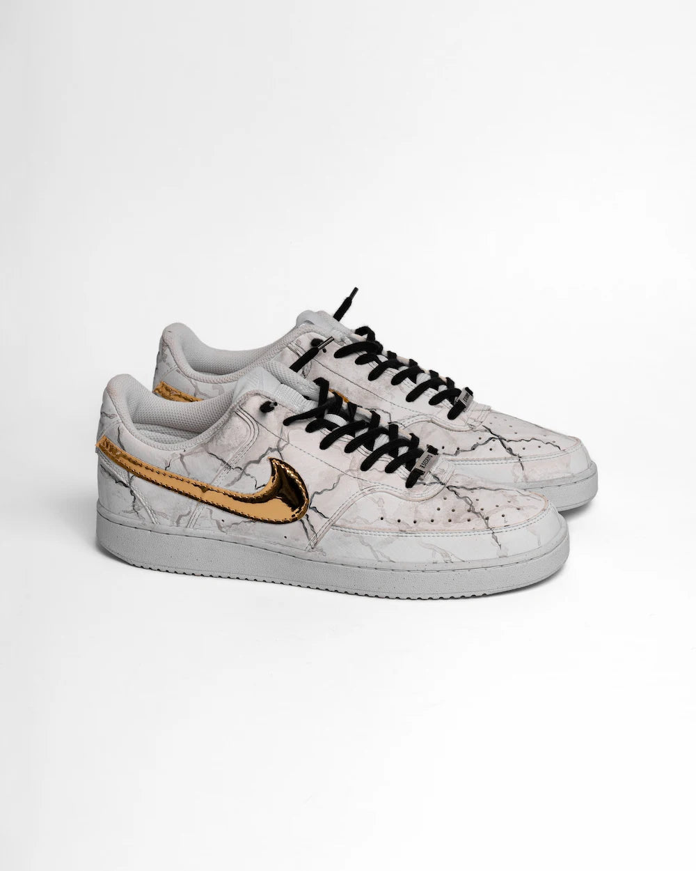 Nike Court Vision sneaker custom effetto marmo, Swoosh con tessuto metallizzato oro