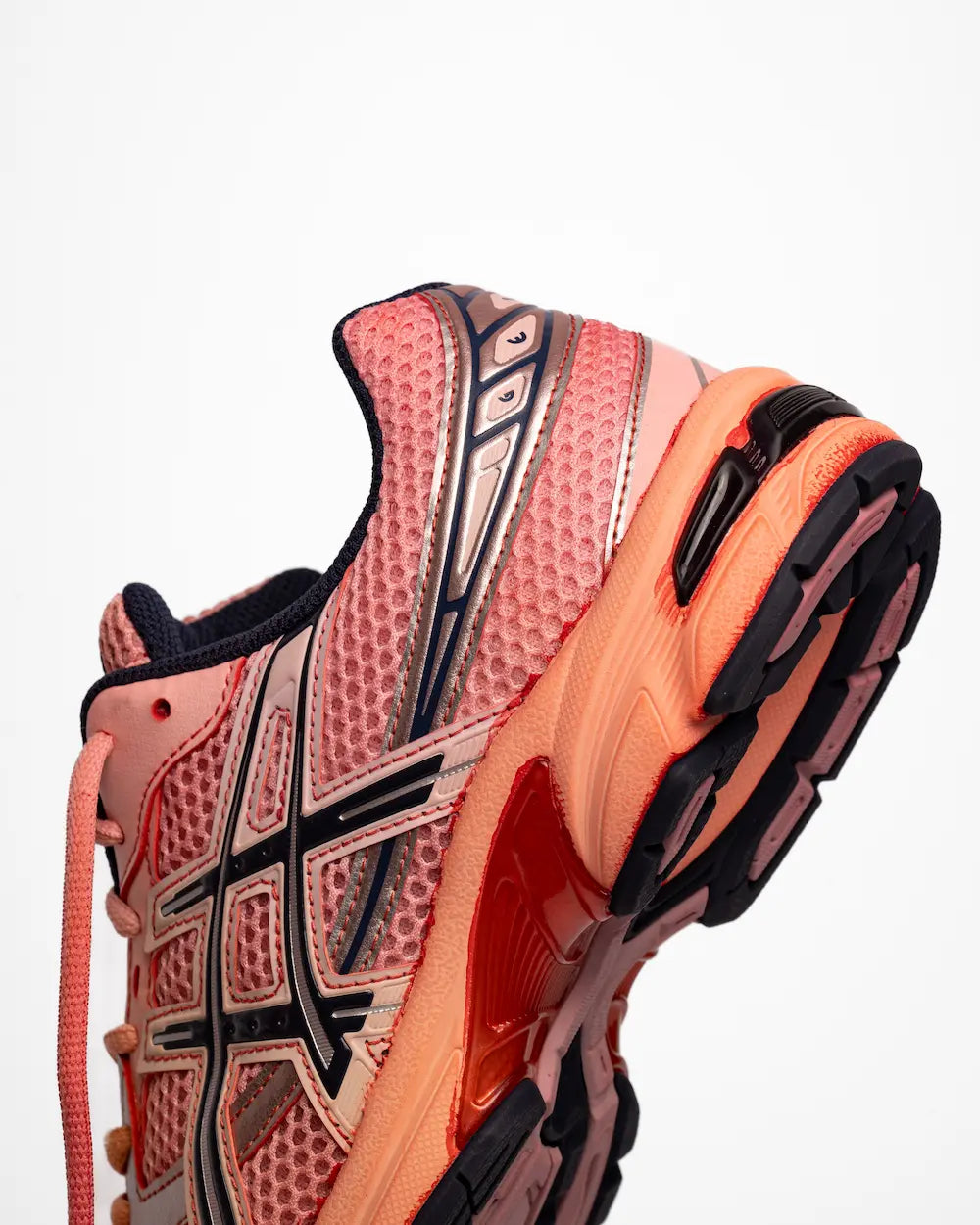 Asics GEL-1130 con tintura sfumata rosa pesca e corallo