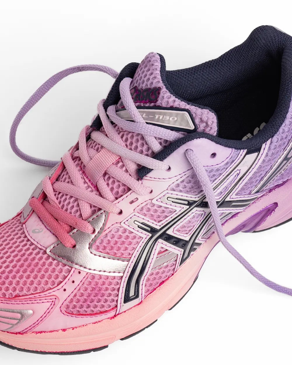 Asics con effetto sfumato sui toni del lilla e rosa