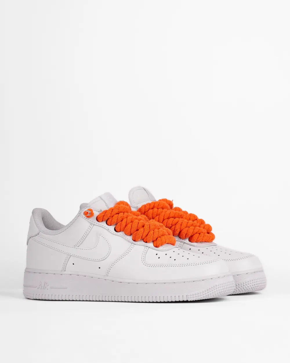 Nike Air Force 1 bianca personalizzata con lacci in corda arancione