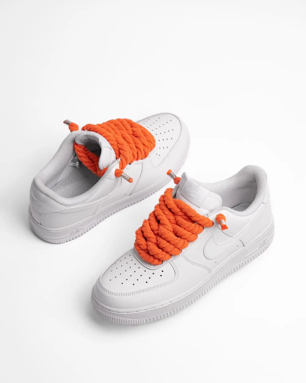 Nike Air Force 1 bianca personalizzata con lacci in corda arancione