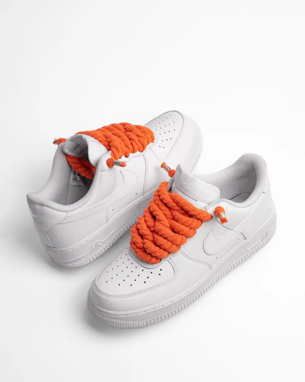 Nike Air Force 1 bianca personalizzata con lacci in corda arancione