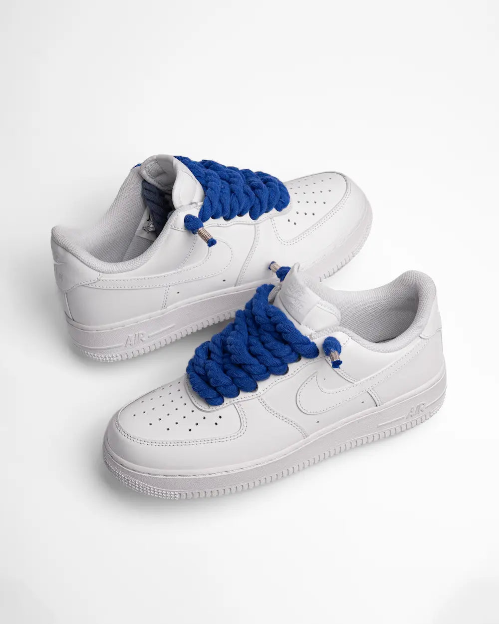 Nike Air Force 1 bianca personalizzata con lacci in corda blu