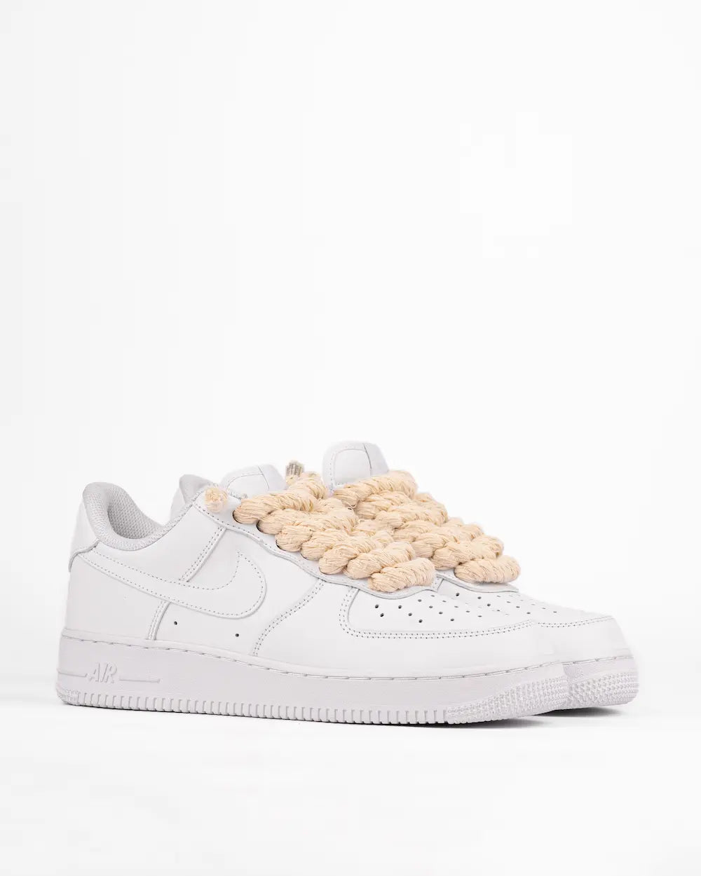 Nike Air Force 1 bianca personalizzata con lacci in corda beige