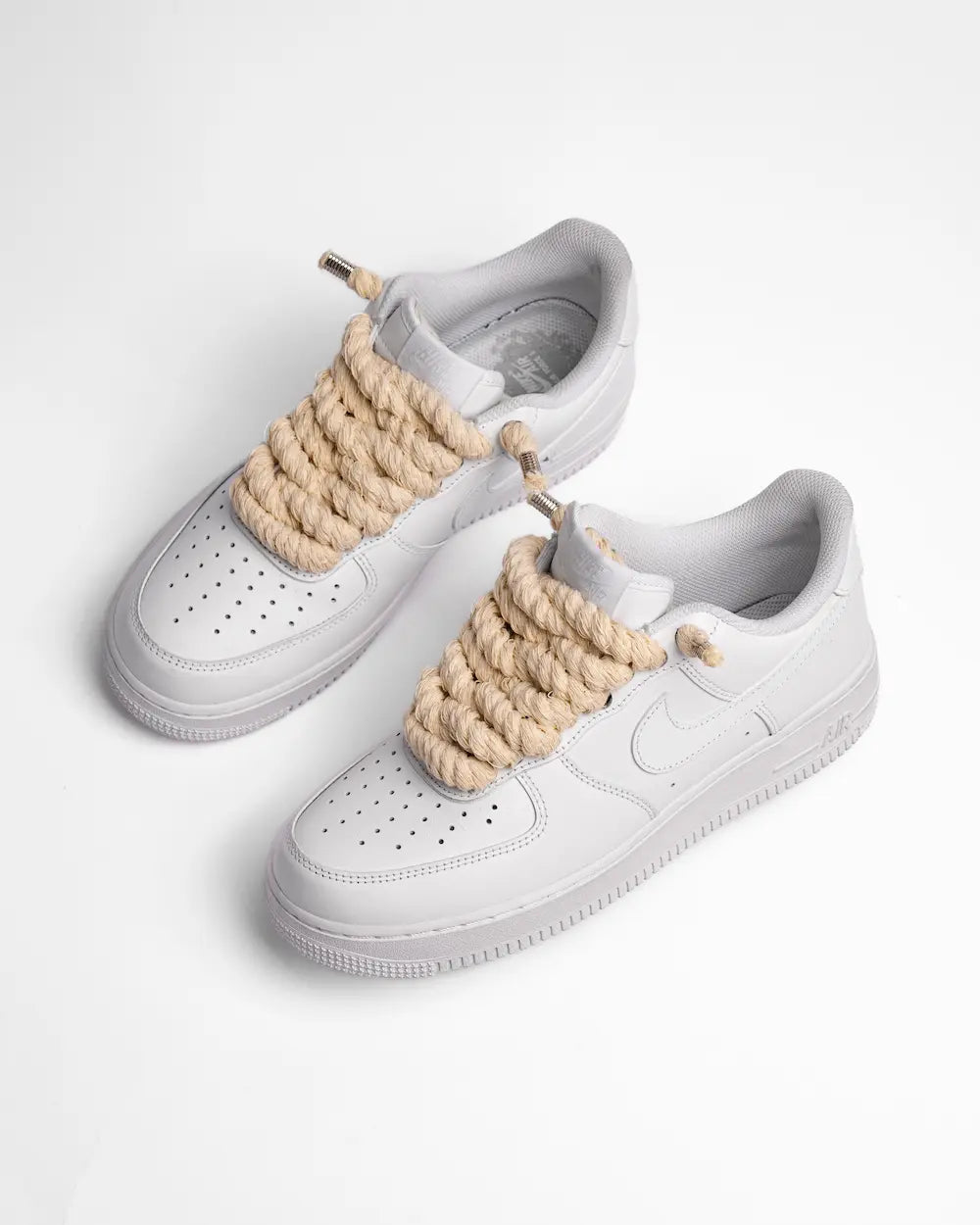 Nike Air Force 1 bianca personalizzata con lacci in corda beige