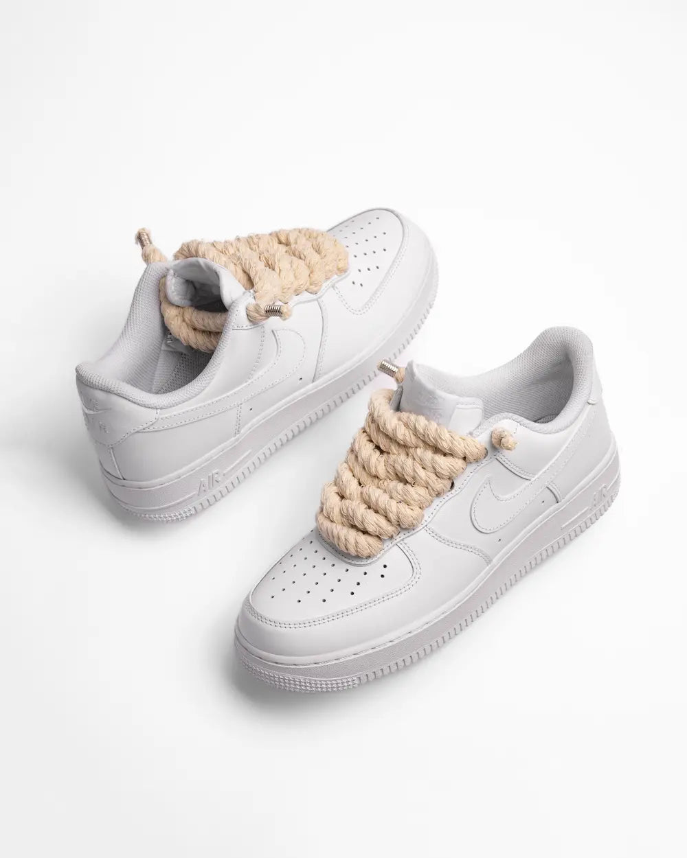 Nike Air Force 1 bianca personalizzata con lacci in corda beige