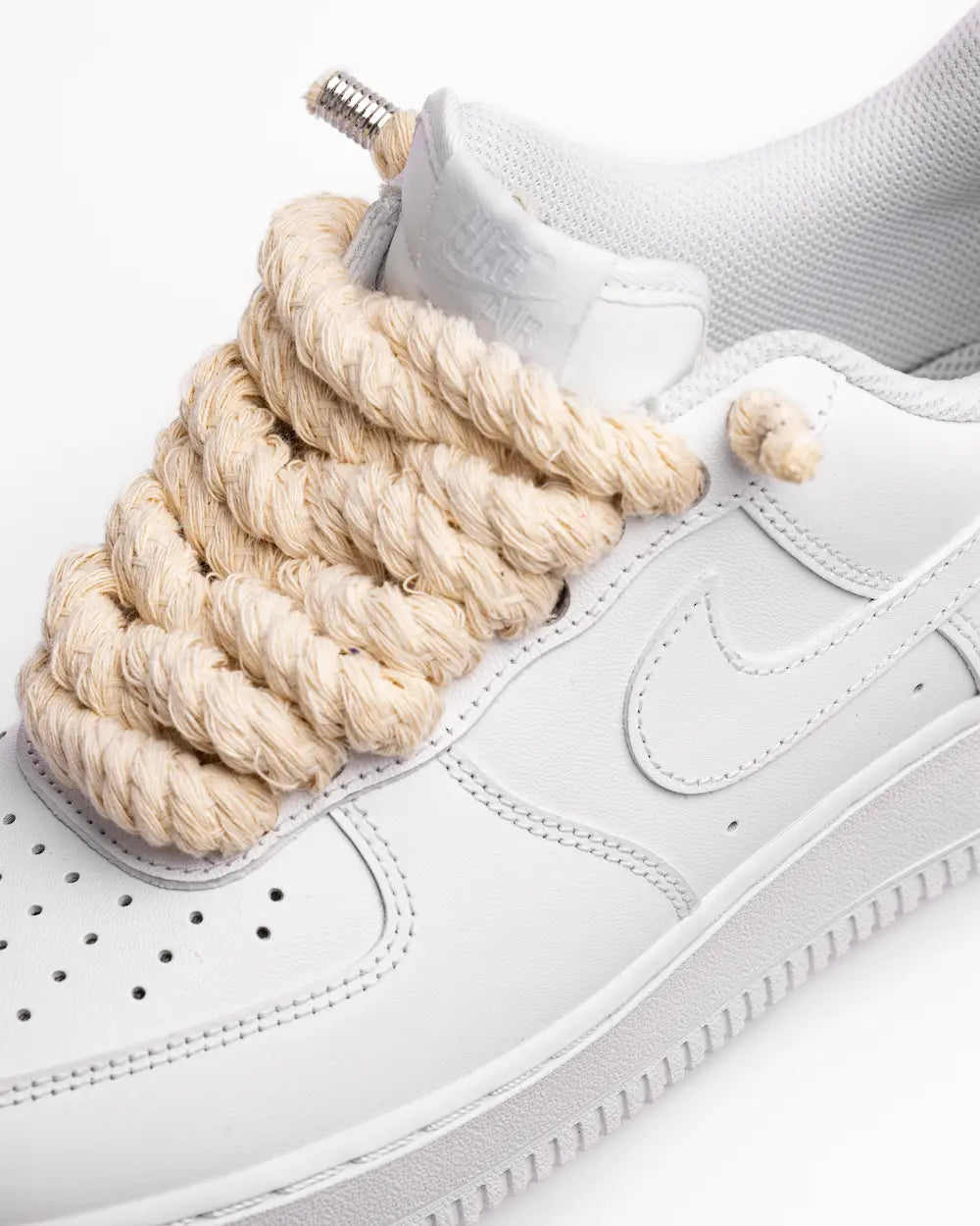 Nike Air Force 1 bianca personalizzata con lacci in corda beige