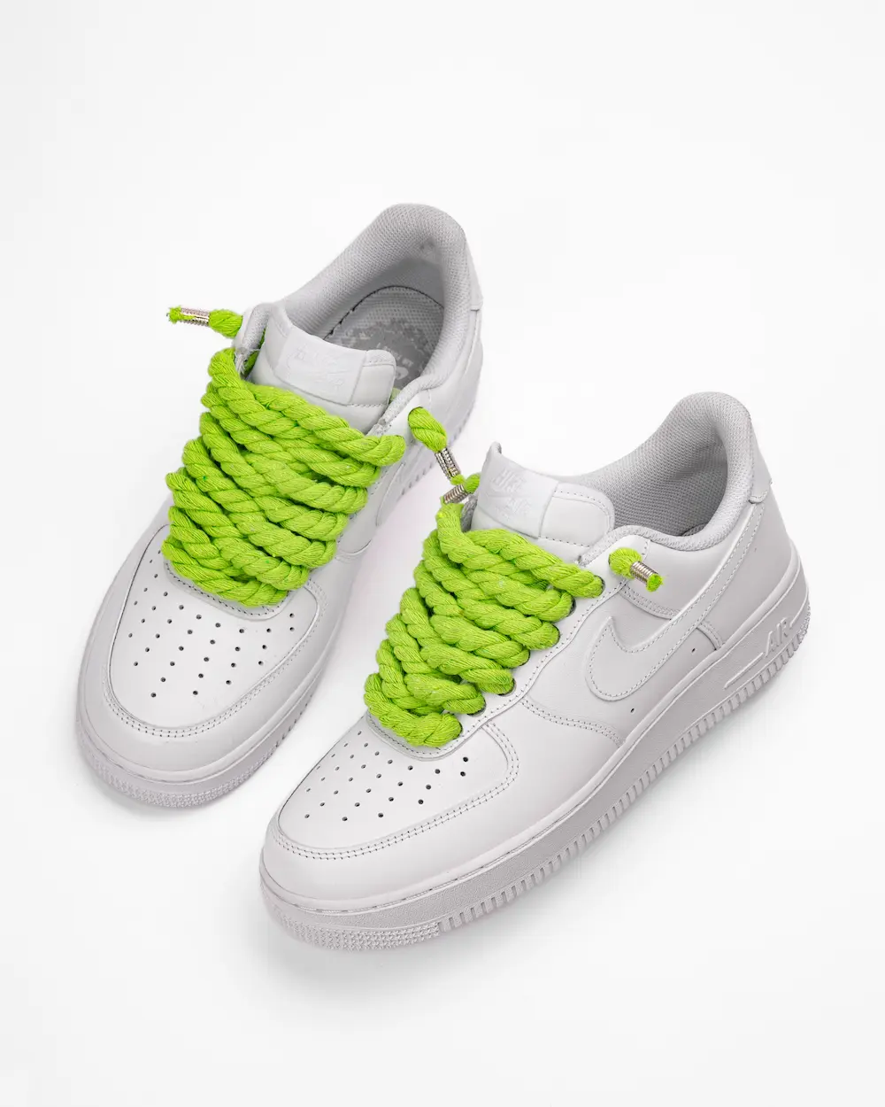 Nike Air Force 1 bianca personalizzata con lacci in corda verde lime