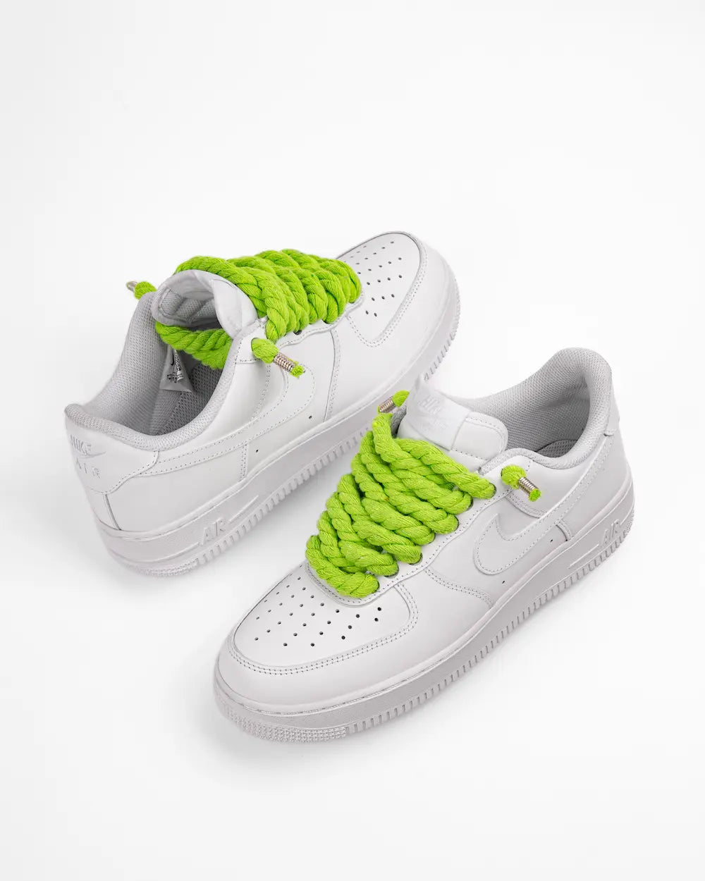 Nike Air Force 1 bianca personalizzata con lacci in corda verde lime