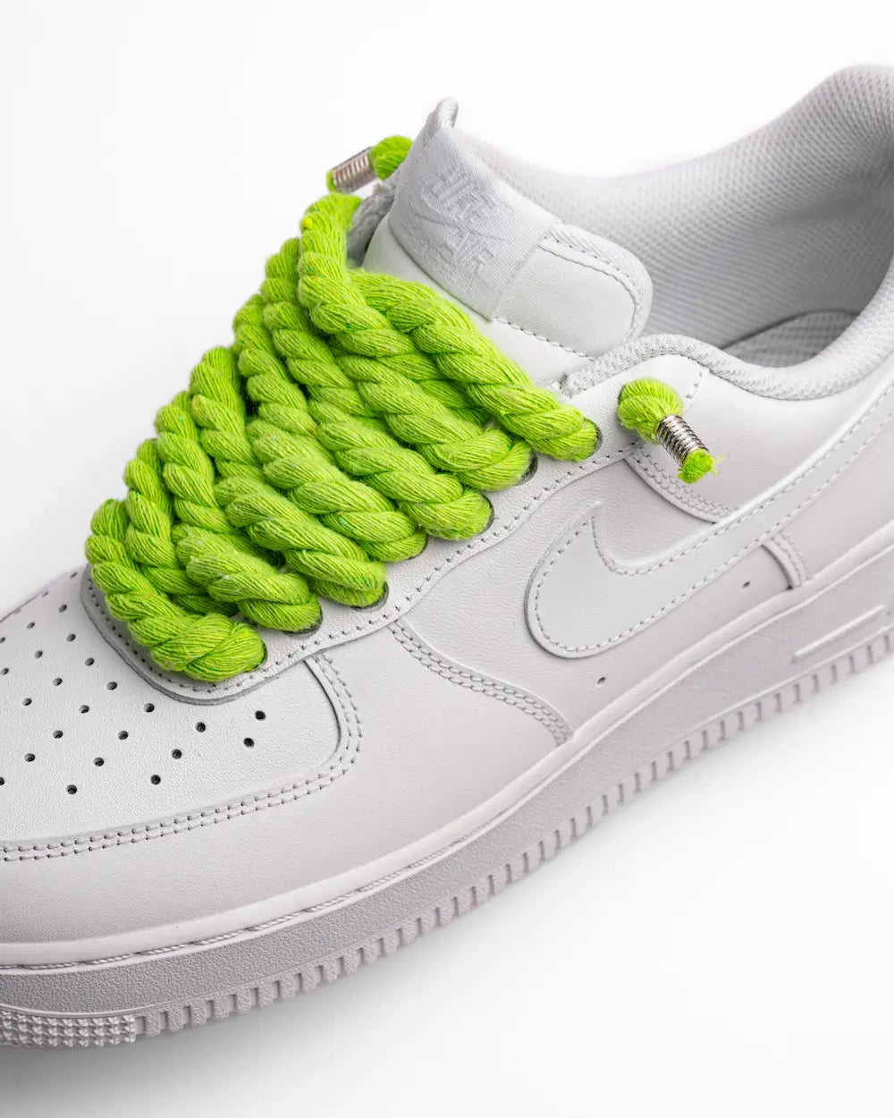 Nike Air Force 1 bianca personalizzata con lacci in corda verde lime