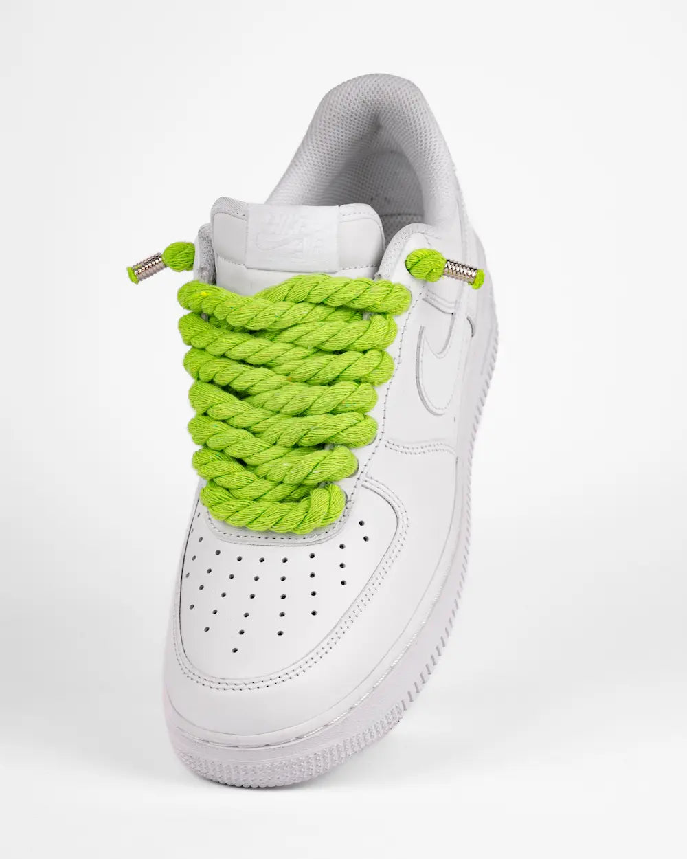 Nike Air Force 1 bianca personalizzata con lacci in corda verde lime