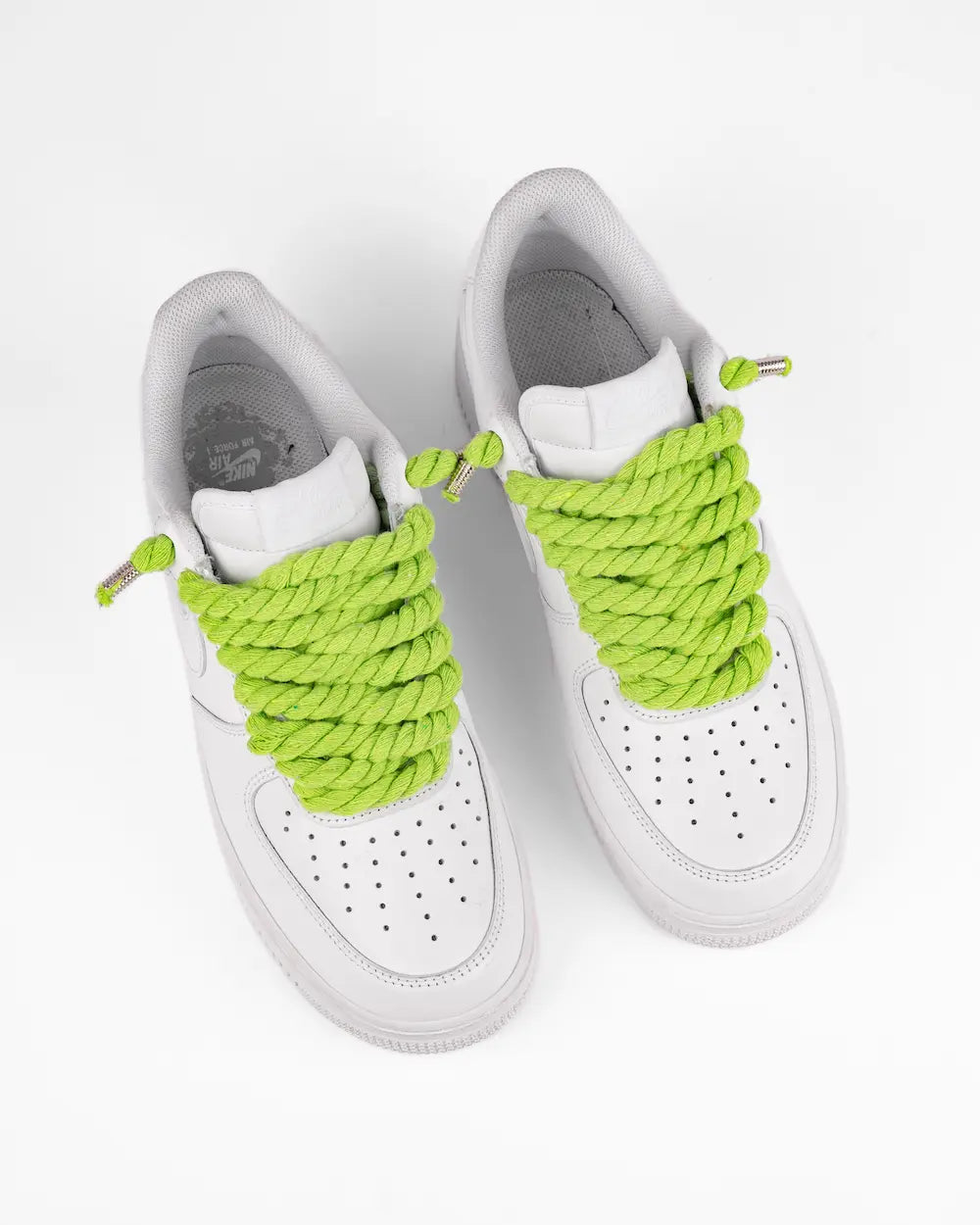 Nike Air Force 1 bianca personalizzata con lacci in corda verde lime