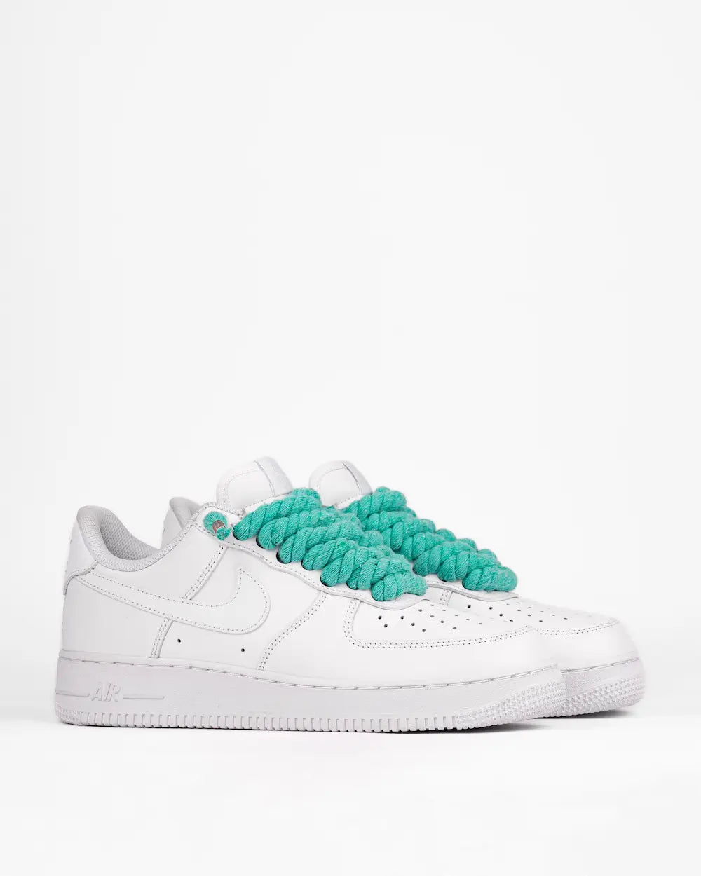 Nike Air Force 1 bianca personalizzata con lacci in corda verde acqua