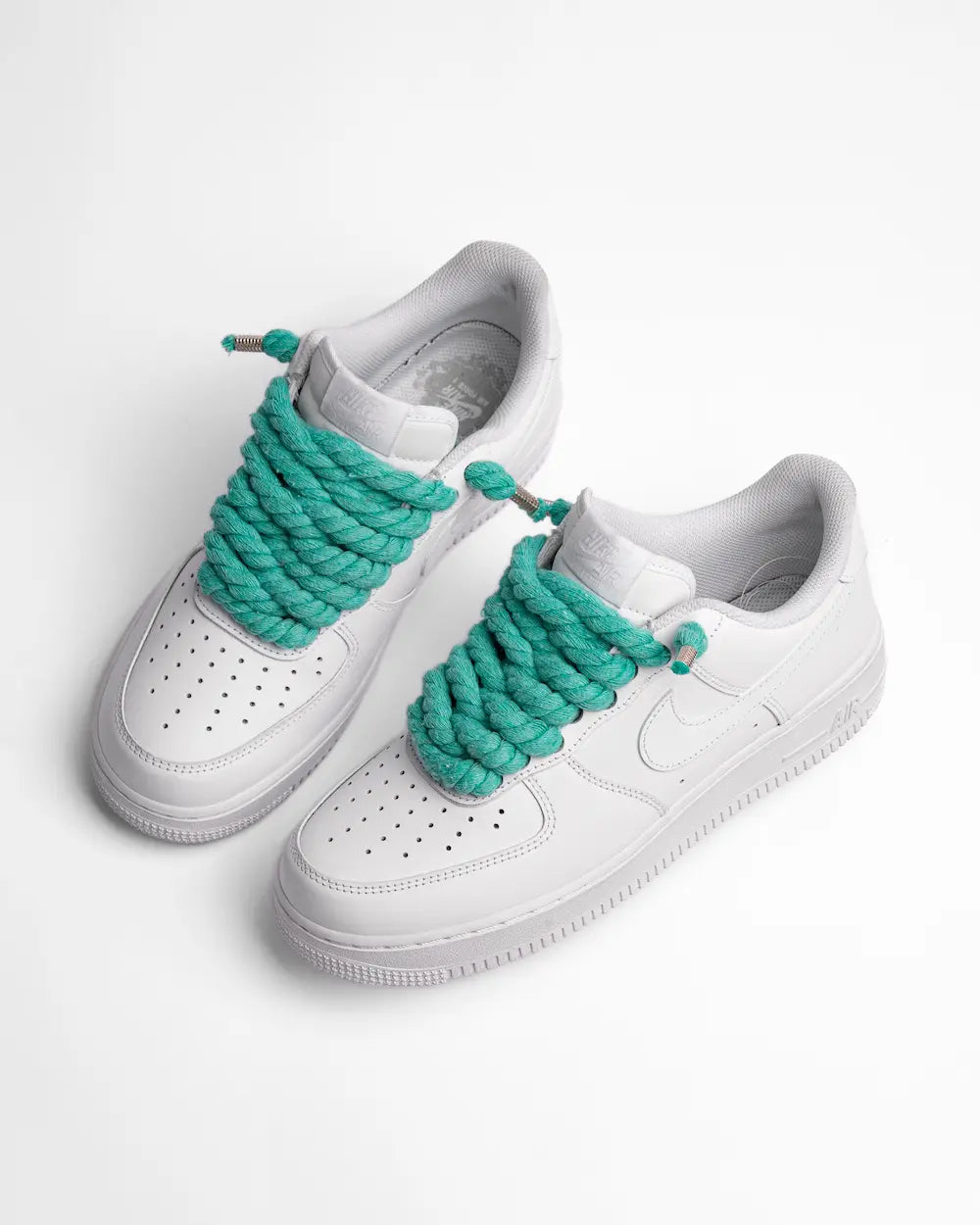 Nike Air Force 1 bianca personalizzata con lacci in corda verde acqua