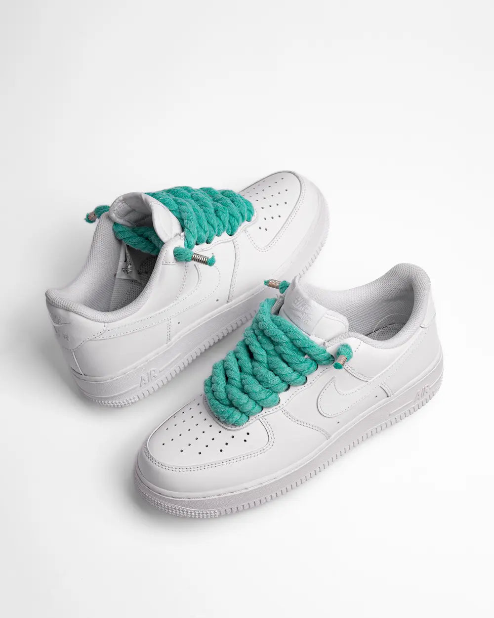 Nike Air Force 1 bianca personalizzata con lacci in corda verde acqua