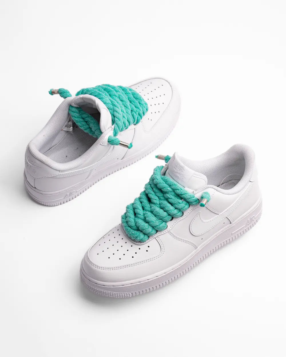 Nike Air Force 1 bianca personalizzata con lacci in corda verde acqua