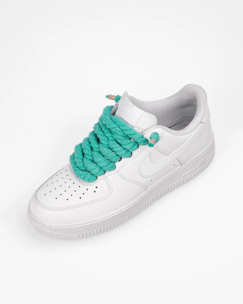 Nike Air Force 1 bianca personalizzata con lacci in corda verde acqua