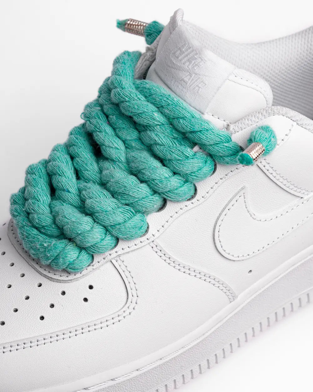 Nike Air Force 1 bianca personalizzata con lacci in corda verde acqua