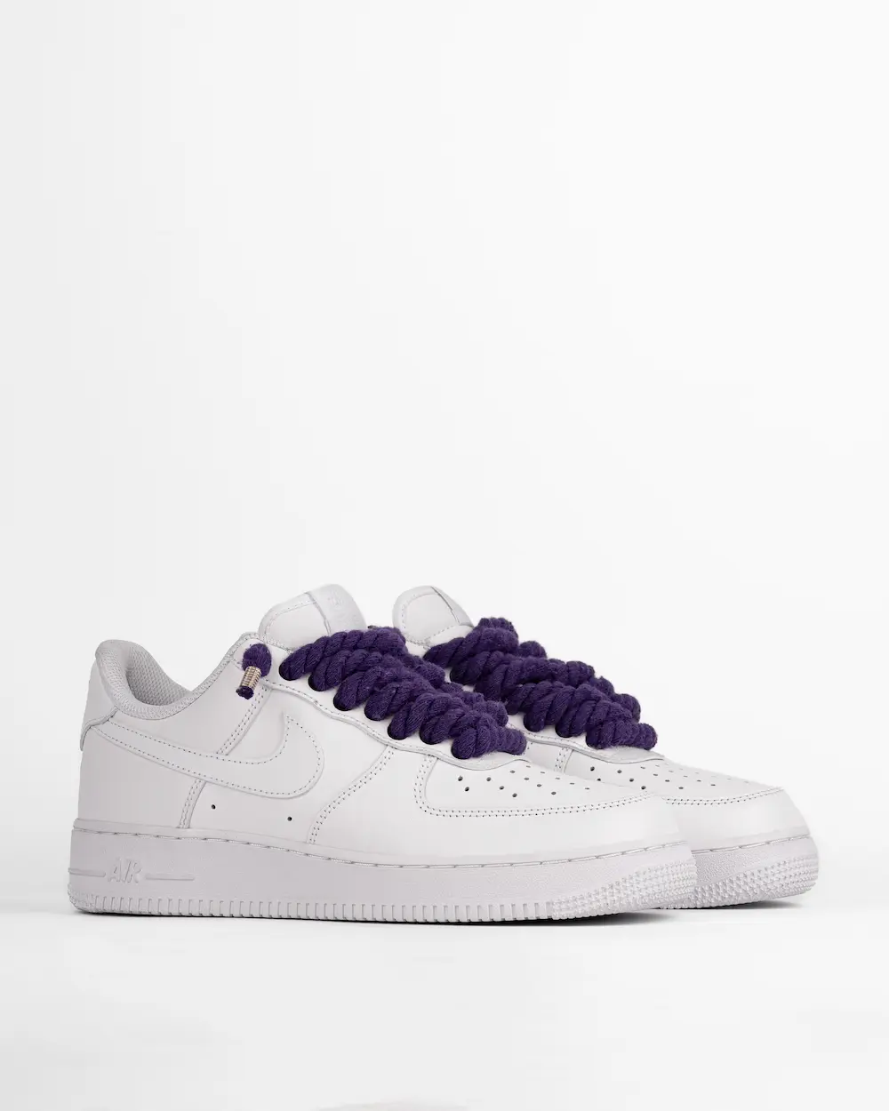 Nike Air Force 1 bianca personalizzata con lacci in corda viola