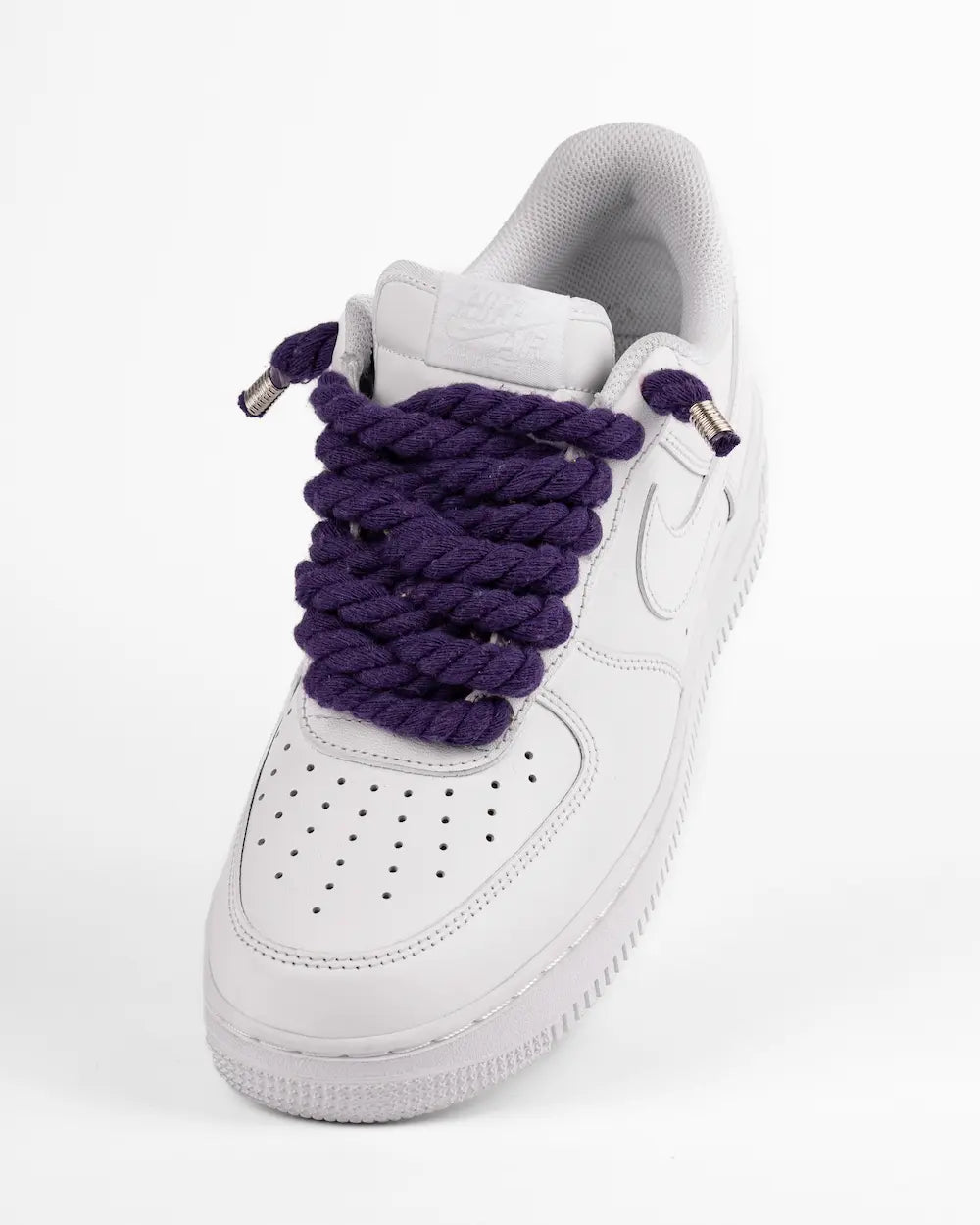 Nike Air Force 1 bianca personalizzata con lacci in corda viola