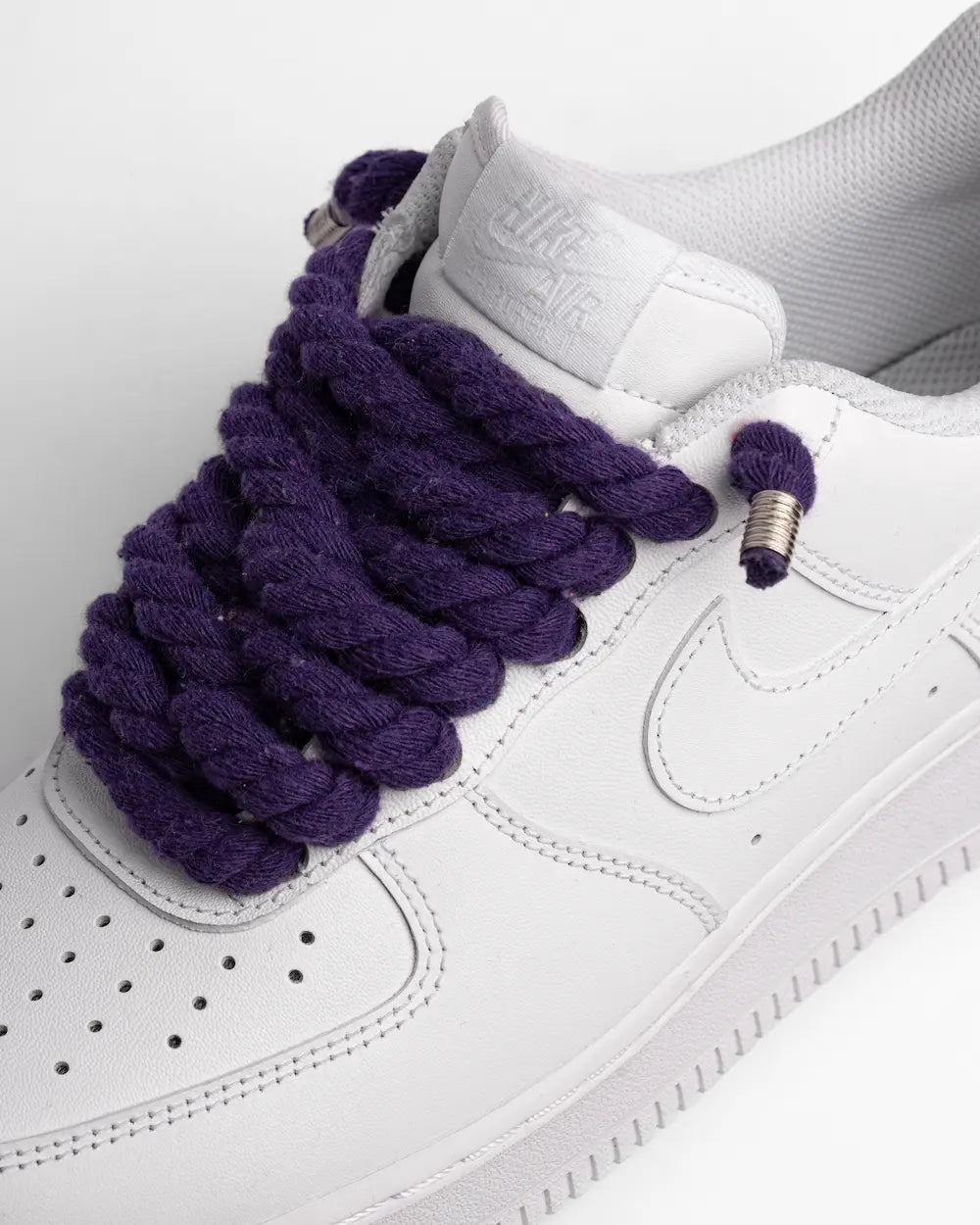 Nike Air Force 1 bianca personalizzata con lacci in corda viola