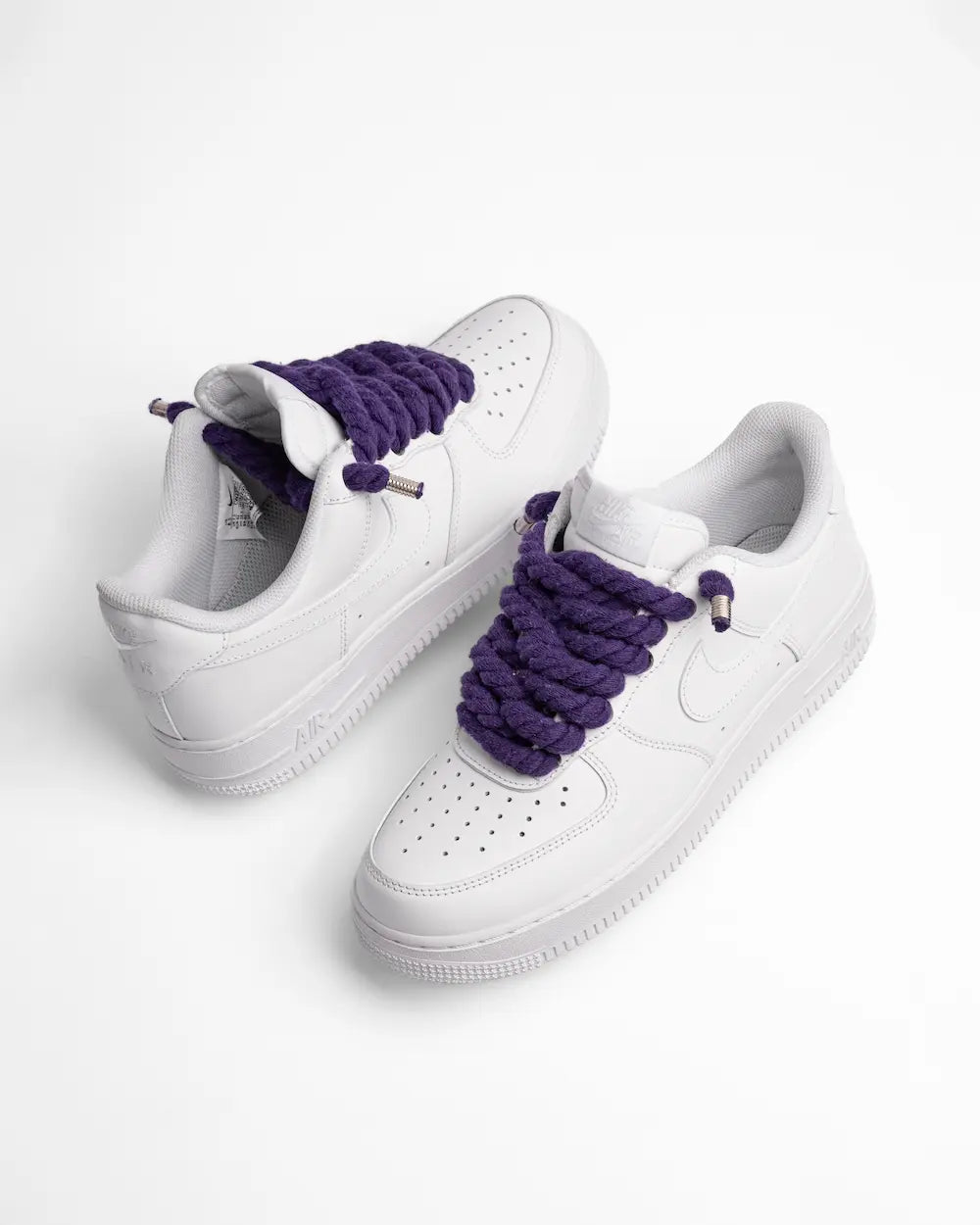 Nike Air Force 1 bianca personalizzata con lacci in corda viola