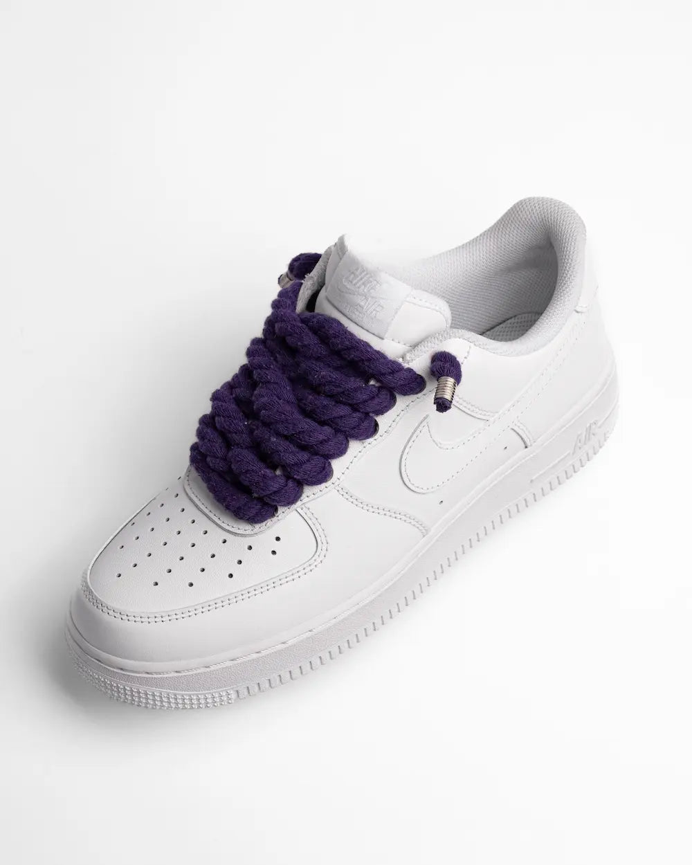 Nike Air Force 1 bianca personalizzata con lacci in corda viola