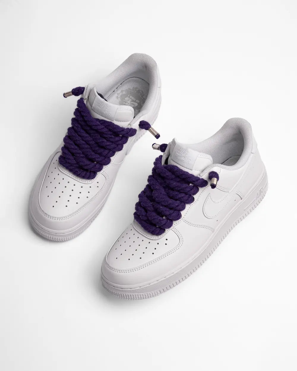 Nike Air Force 1 bianca personalizzata con lacci in corda viola