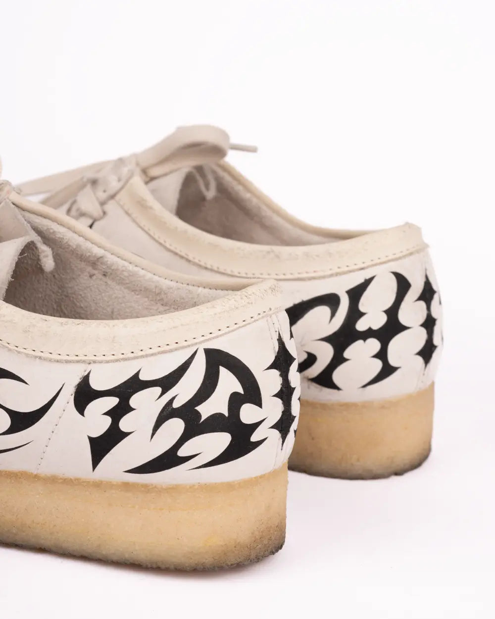 Clarks Wallabee personalizzata con dettaglio tribali
