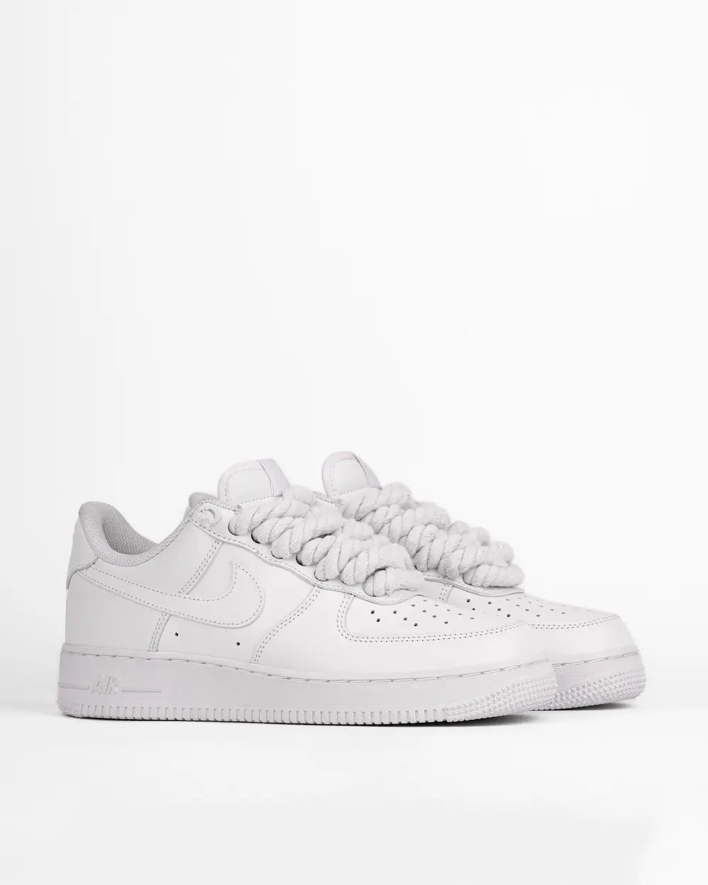 Nike Air Force 1 bianca personalizzata con lacci in corda bianchi